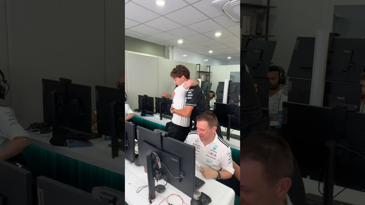 Джордж Рассел празднует победу вместе с командой
