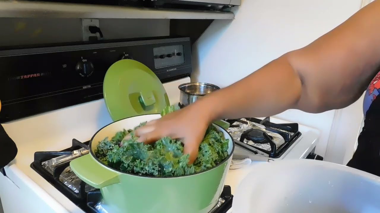 HOW TO COOK KALE GREENS & SMOKED TURKEY | COOKING WITH MRS.T