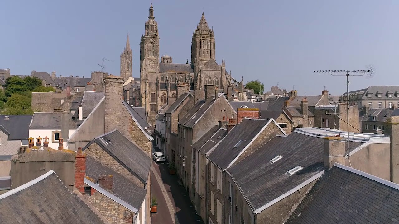 Coutances, une cité de caractère dans un écrin de verdure.