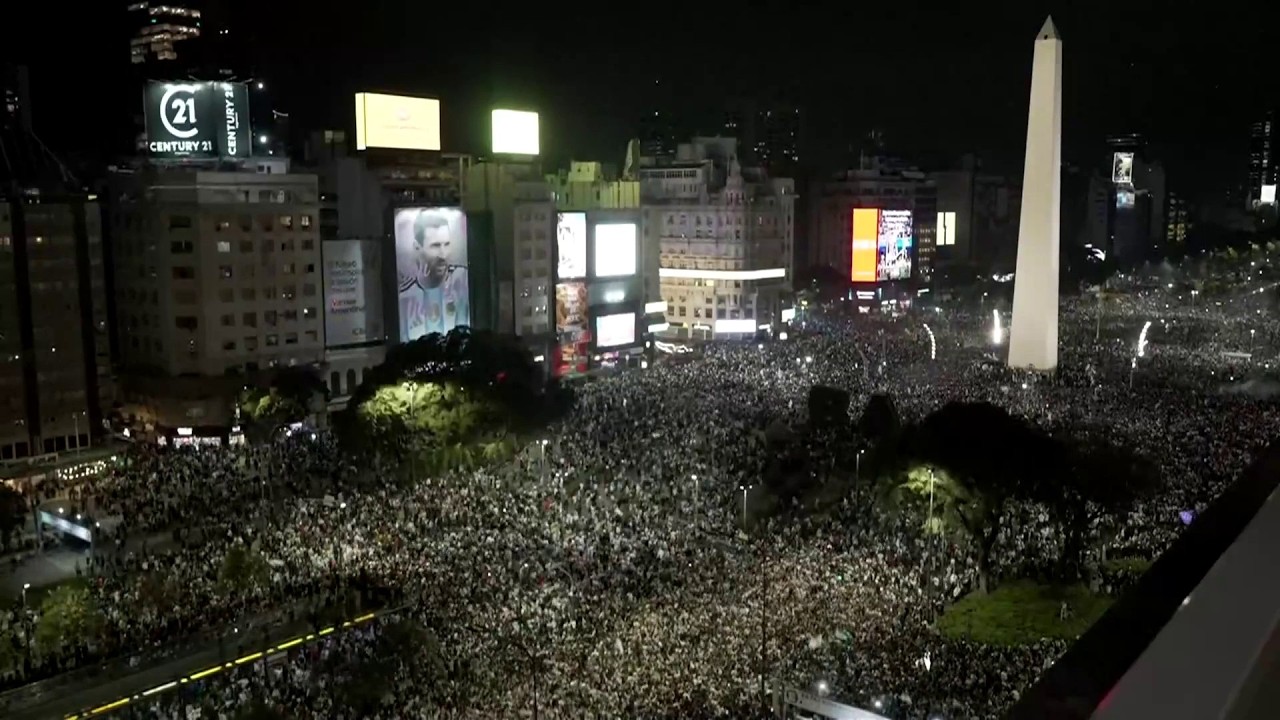 Buenos Aires reaction to Argentina's win vs. England: Crowd celebrates reaching World Cup final