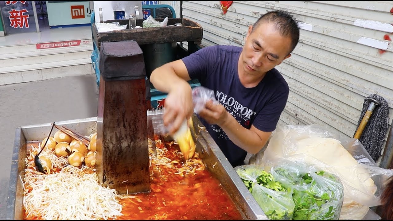 安徽最实惠的小吃，一张馍卷1斤3两菜！卖7元一个，能吃撑
