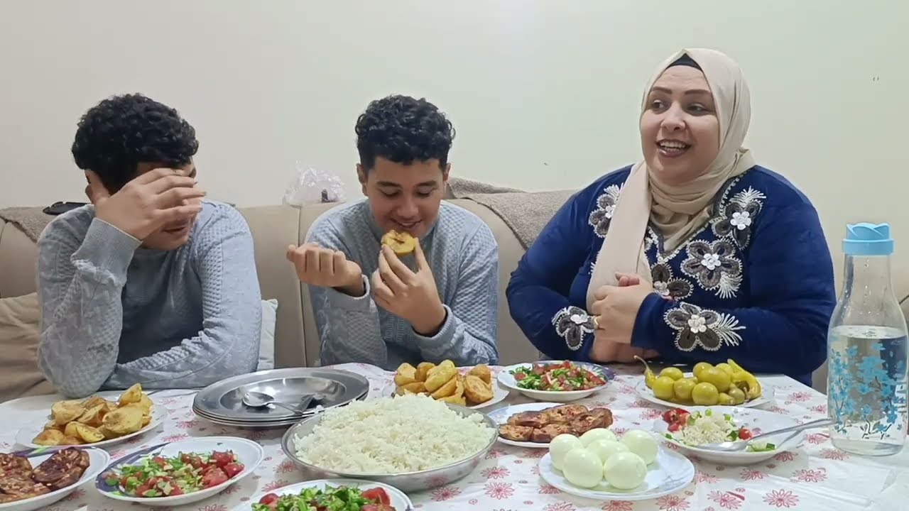 يعاتبونك علي ابسط تصرفاتك اما علي تصرفاتهم لا عين تبصر ولا اذن تسمع ولا ضمير يشعر👌