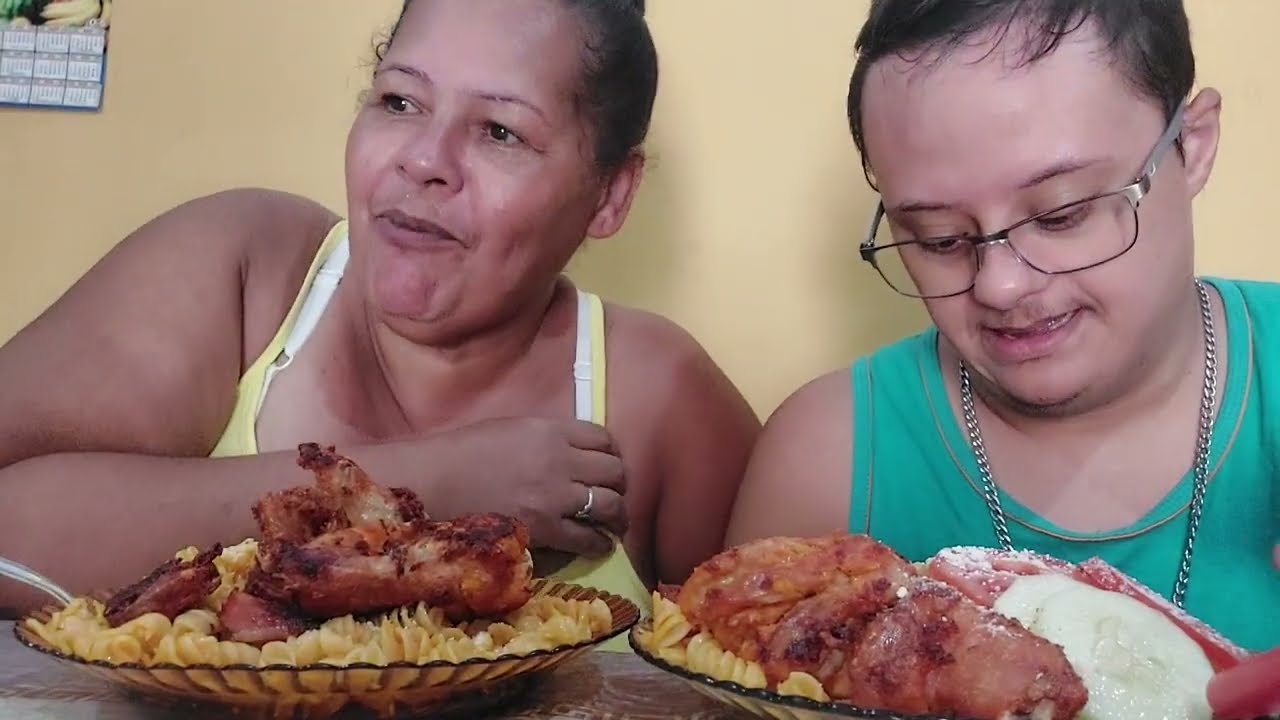 COMENDO DE MÃO MACARRÃO PARAFUSO ASA DE GALINHA FRESCA FARINHA TOMATE E PEPINO 