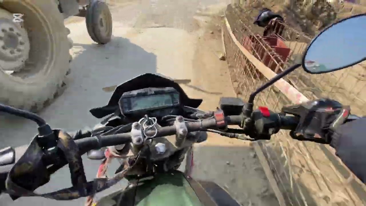 Tractor daju snga tokina gako bike🤣🤣#suscribe #motovolgger #keepsupporting #travelvideos #motovlog