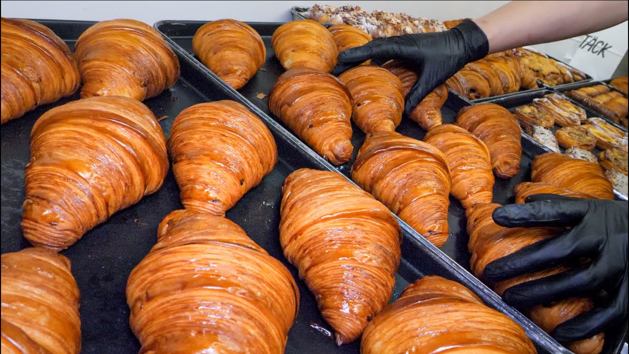 Korean Food - Amazing Crispy croissant baking process 서울맛집 스택베이커리 크로아상