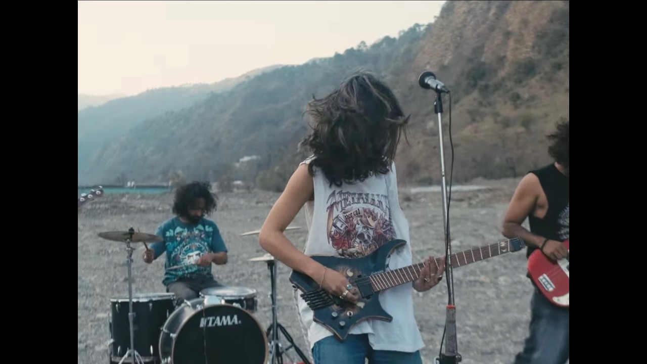 HEMANSHI - MAAYUSI (Official Music Video)