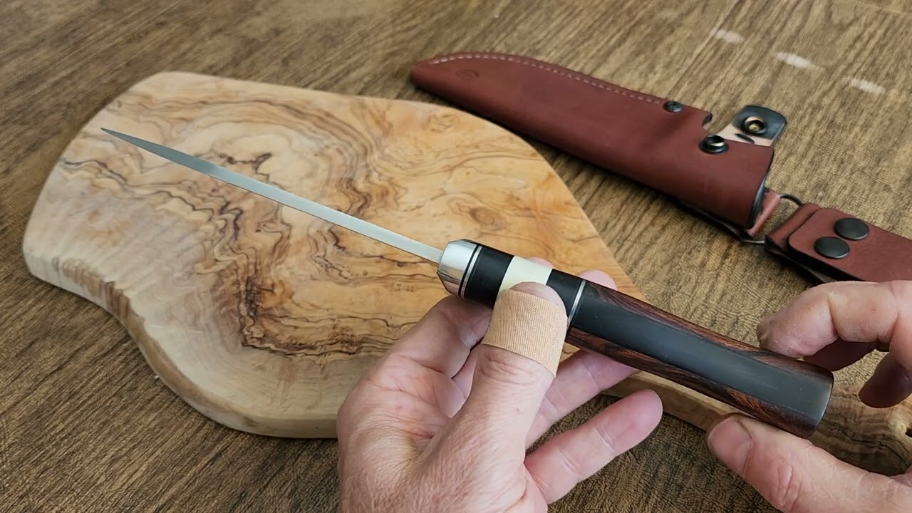 Short bowie in Magnacut/ ironwood