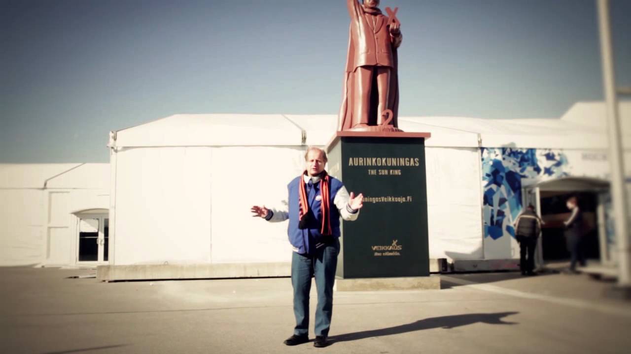 Tami pit&auml;&auml; puheen oman patsaan juurella