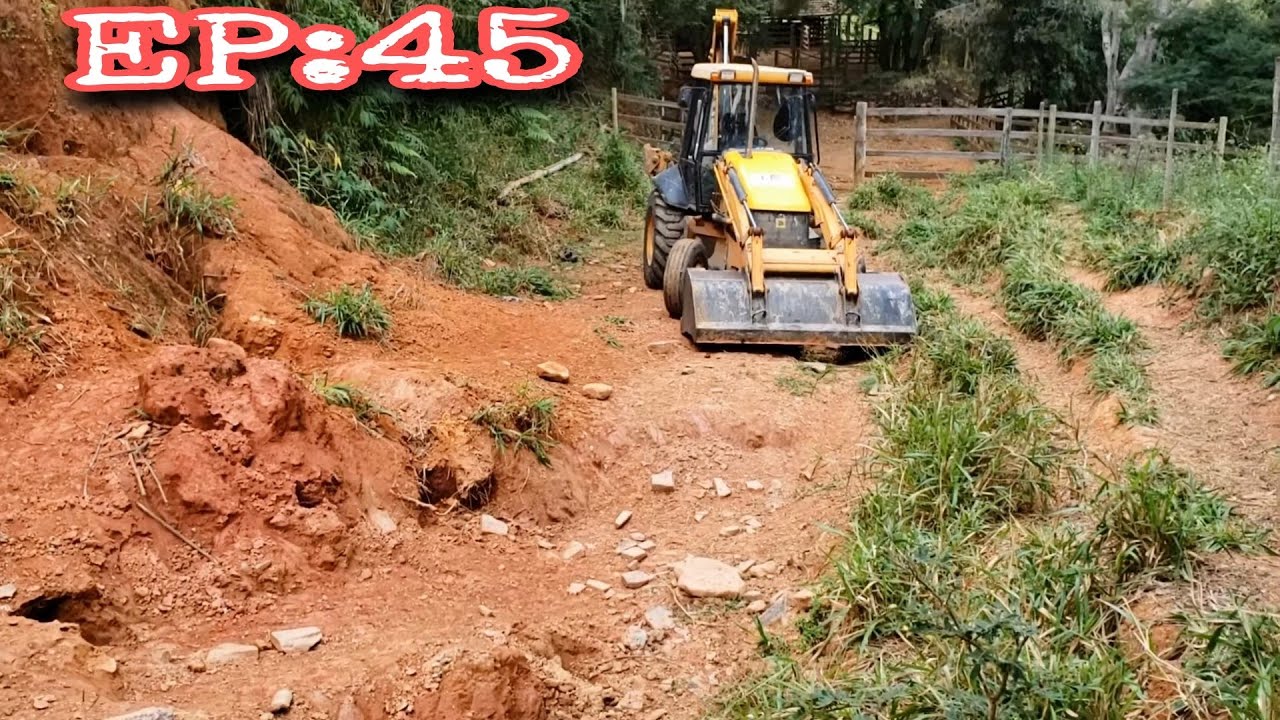 Retroescavadeira Tanpando Erosão em Estrada Vicinal