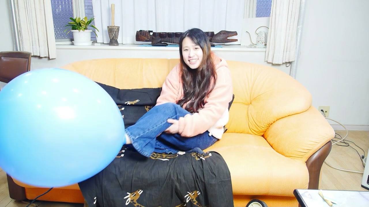 風船を“履いて”風船割りチャレンジ！どこまで膨らむ？　Wearing Balloons Like Socks and Inflating Them!