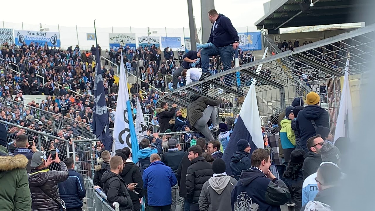 1860 München vs. Braunschweig - Dennis Dressel am Zaun