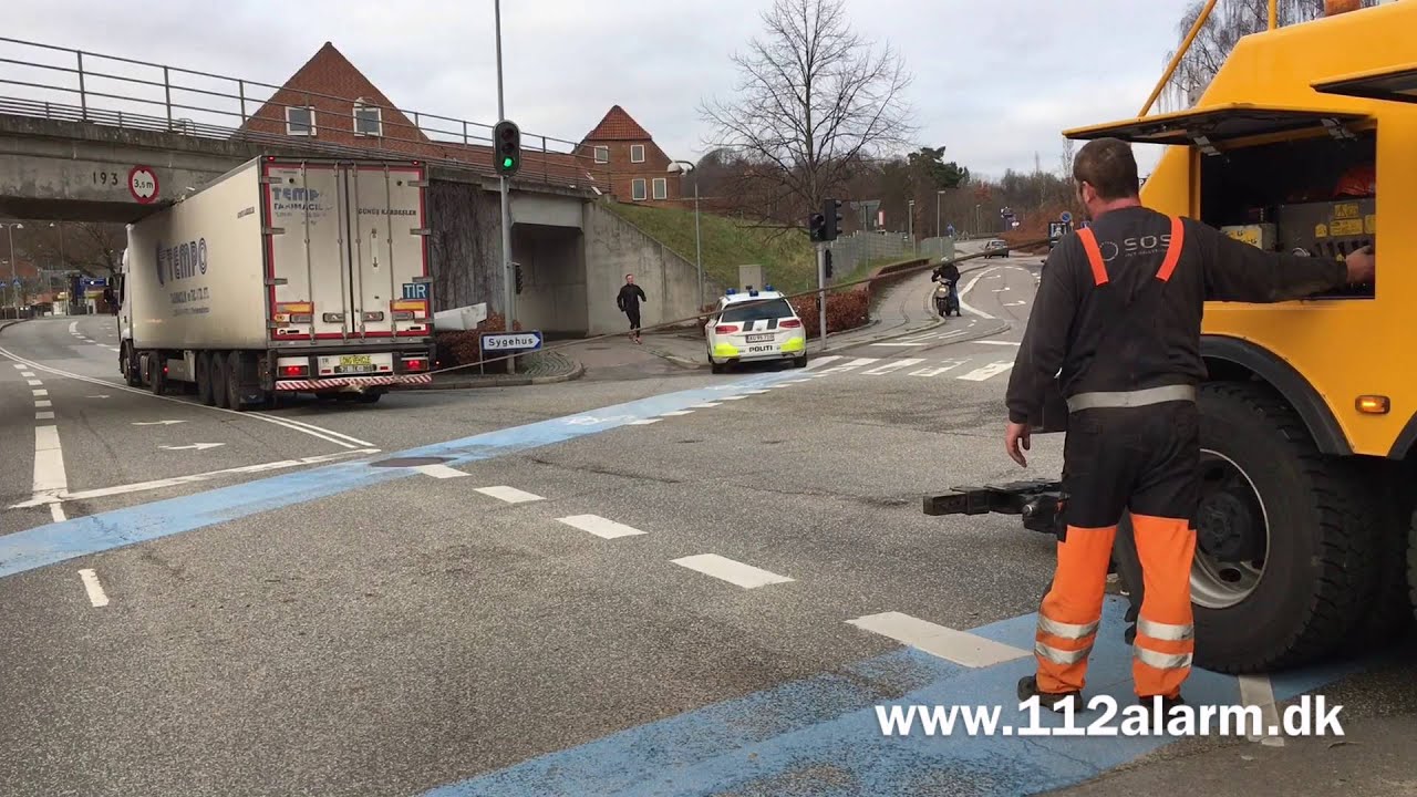 Tyrkisk lastbil kilede sig fast. Skovgade i Vejle.