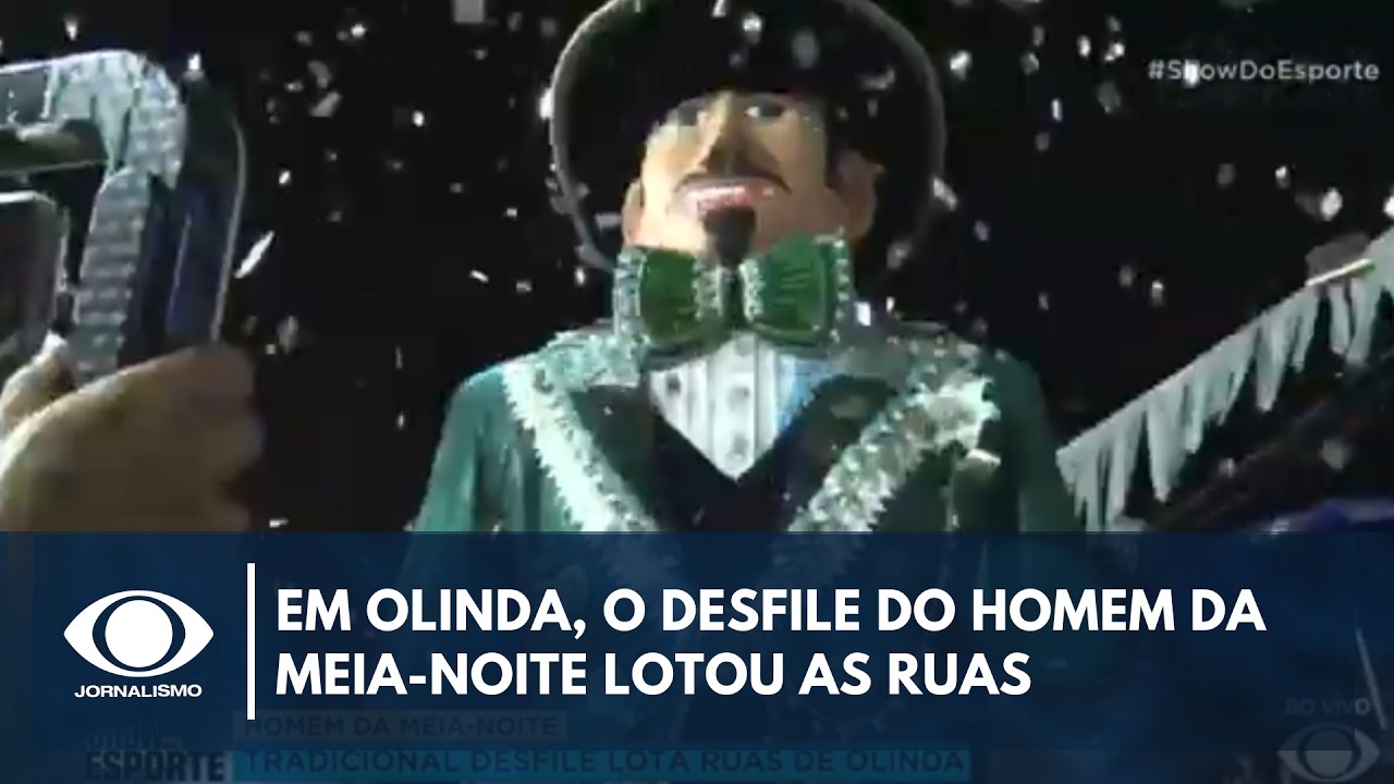 Desfile do Homem da Meia-Noite lota ruas de Olinda