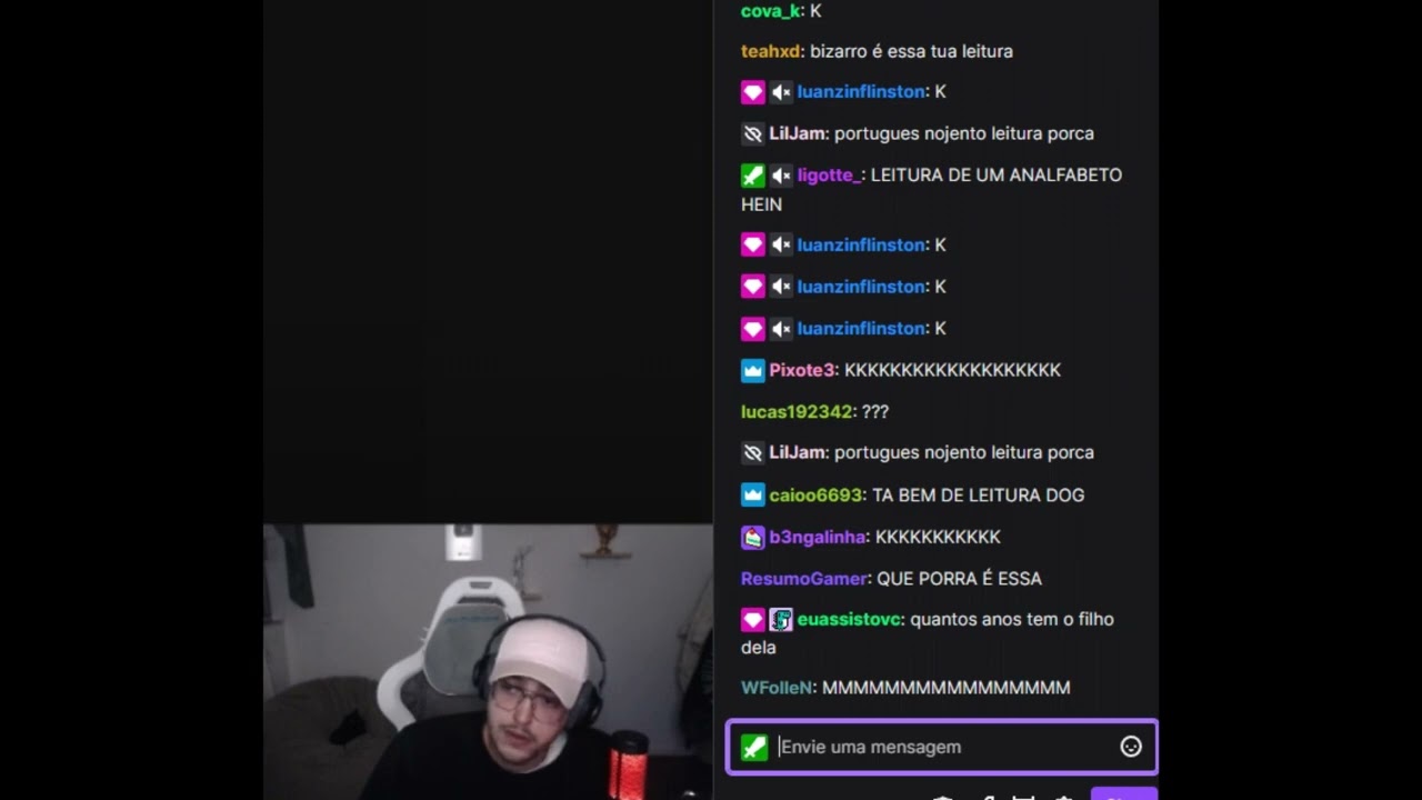 Surskity analfabeto tendo dificuldade para ler um texto simples, e depois derretendo