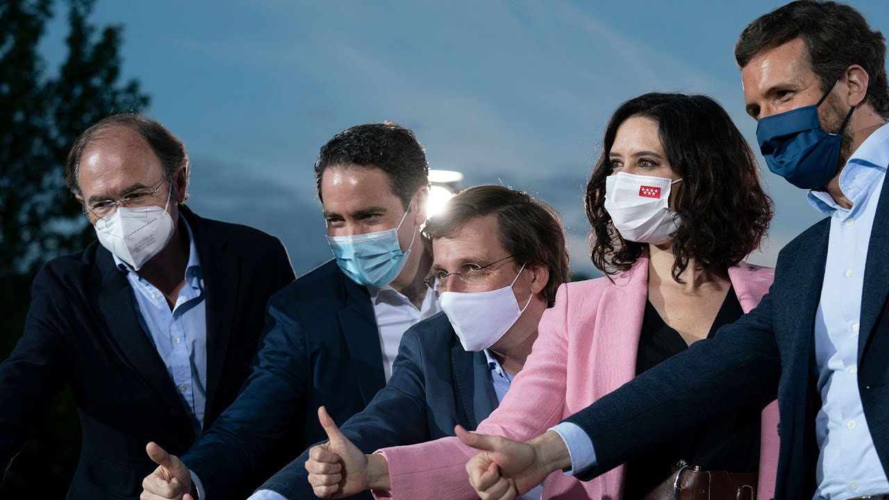 Pablo Casado e Isabel Díaz Ayuso intervienen en el acto de final de campaña de Madrid