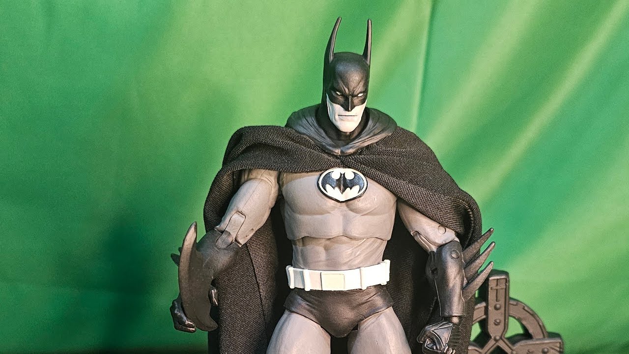 FIGURA BATMAN BLSCK AND WHITE MC FARLANE @DavidAlbarracín-n2x 