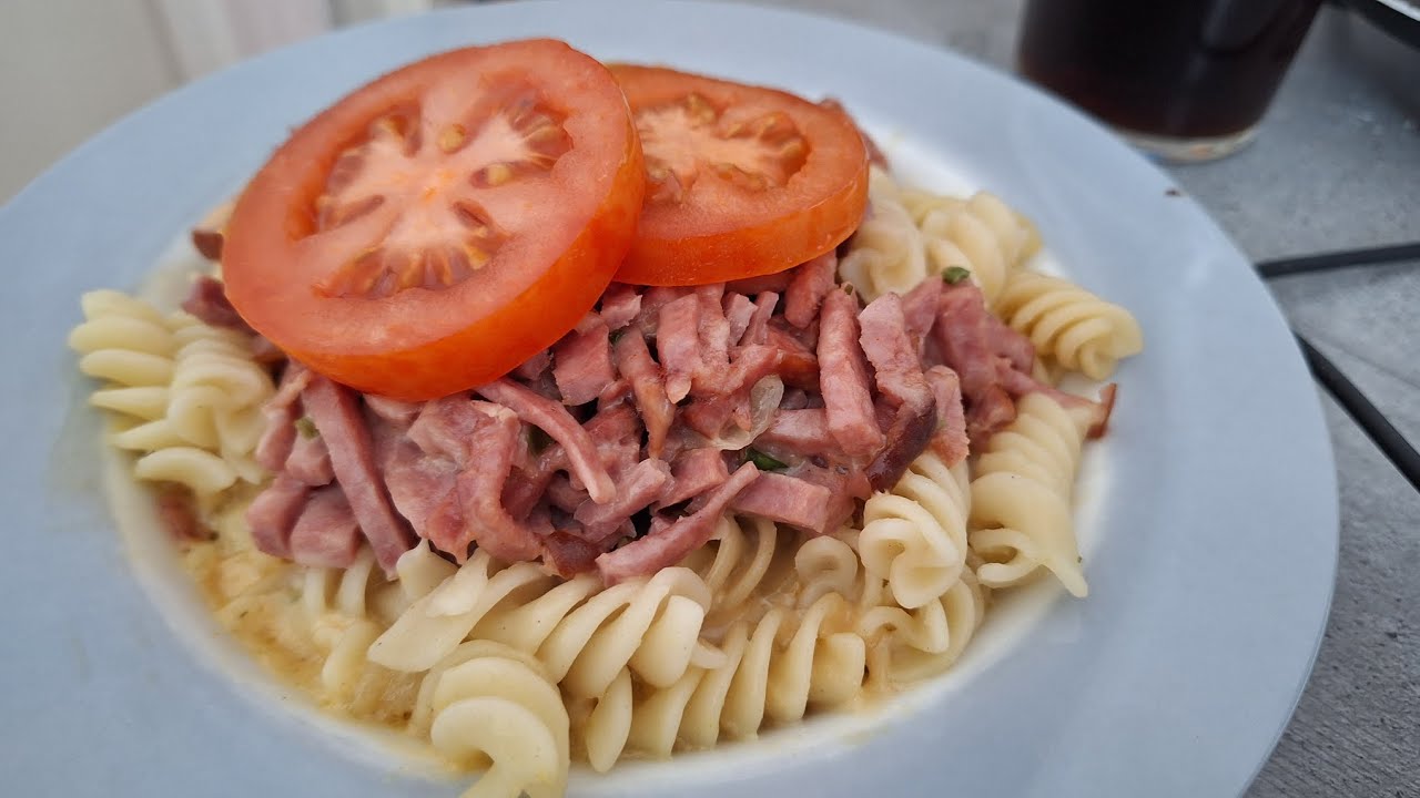 Pasta med krämig ost- och skinksås. 🥰😋