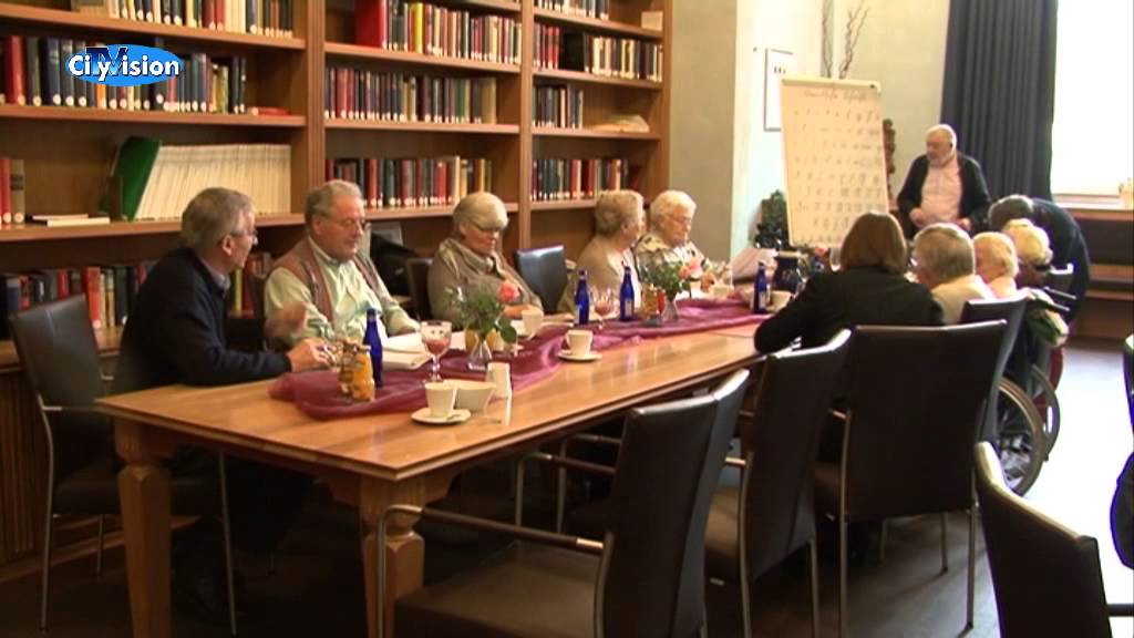 Senioren halten altdeutsche Handschrift 