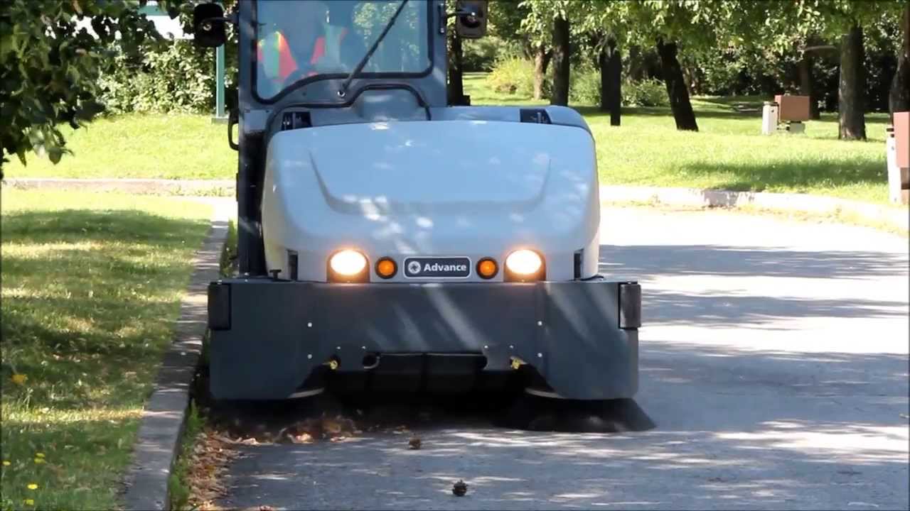 Nouveau! Balai Mécanique Advance SW8000 sweeper - Piste cyclable à Lachine, Qc bike path
