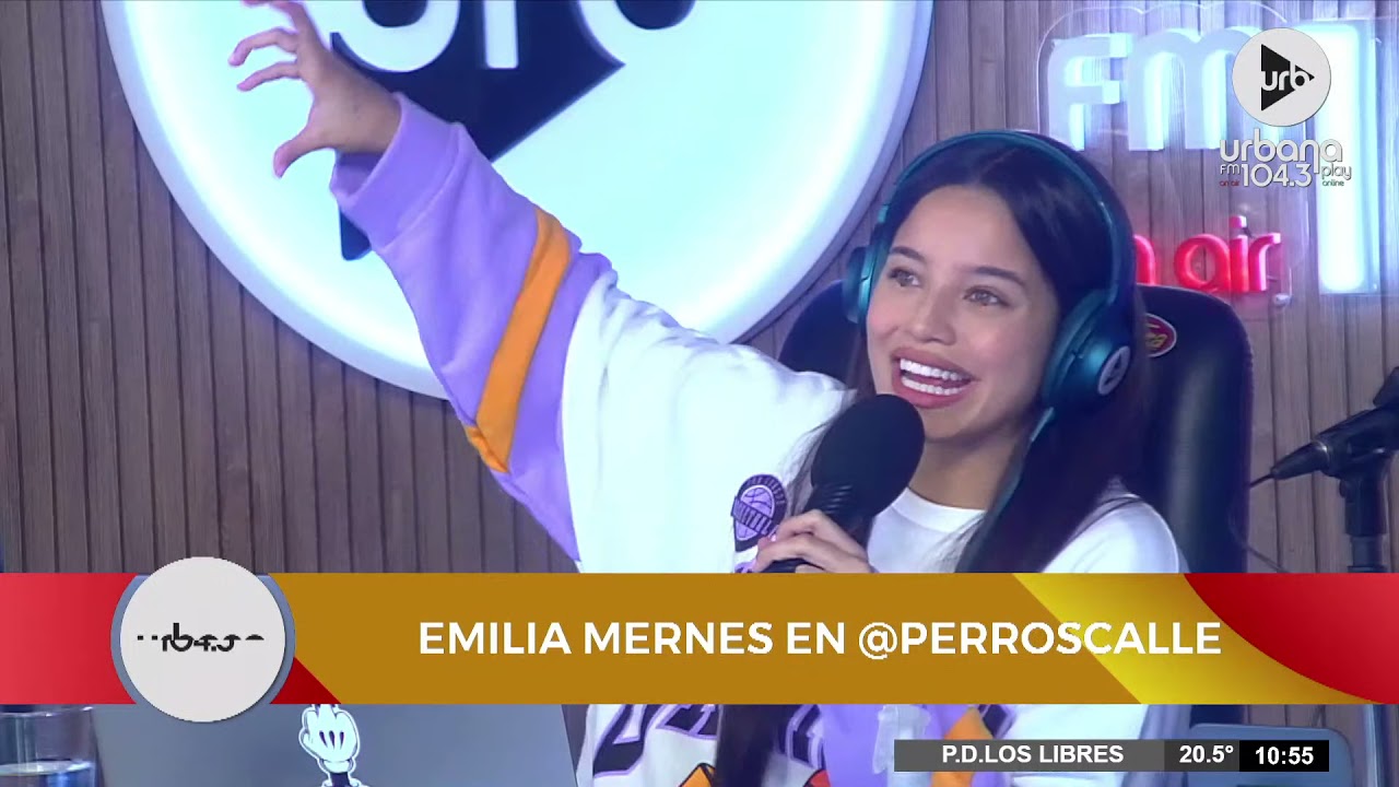 Emilia Mernes en el karaoke de 