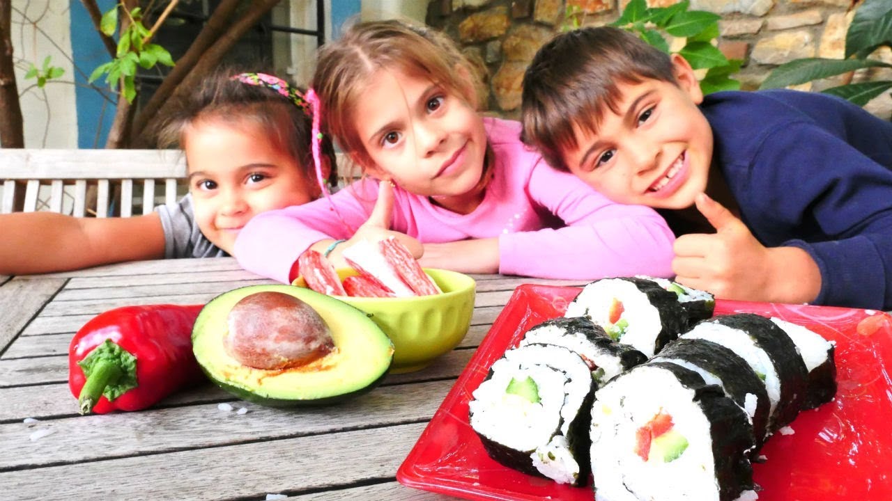 Fındık ailesi suşi yapıyor. Bebek oyunları