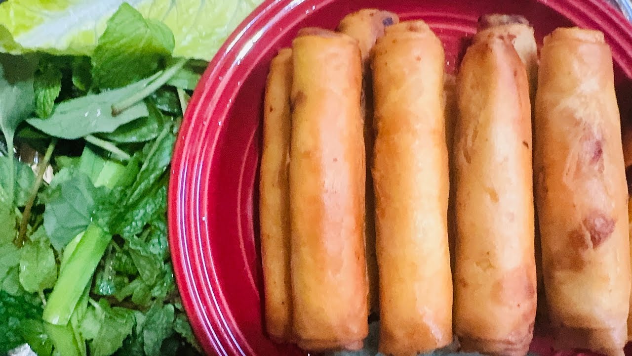 Chả giò nóng hổi mời cả nhà ăn ạ