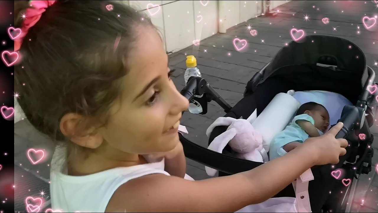 PREPARANDO A LA PEQUEÑA VALENTINA PARA SALIR DE PASEO