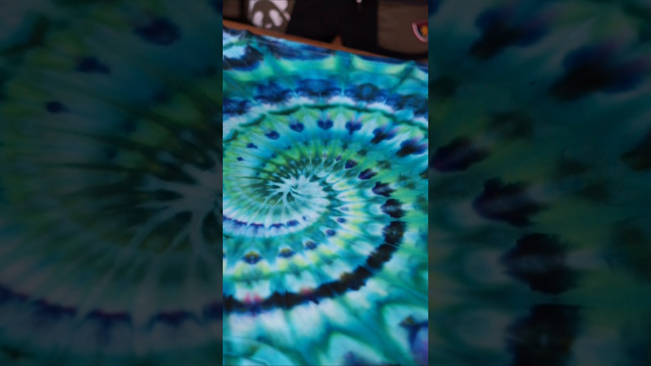 独学で追求してきた私が作る『孔雀のようなタイダイ染め🦚』#tiedye #タイダイ染め #タイダイ染めTシャツ （#ハンドメイド）