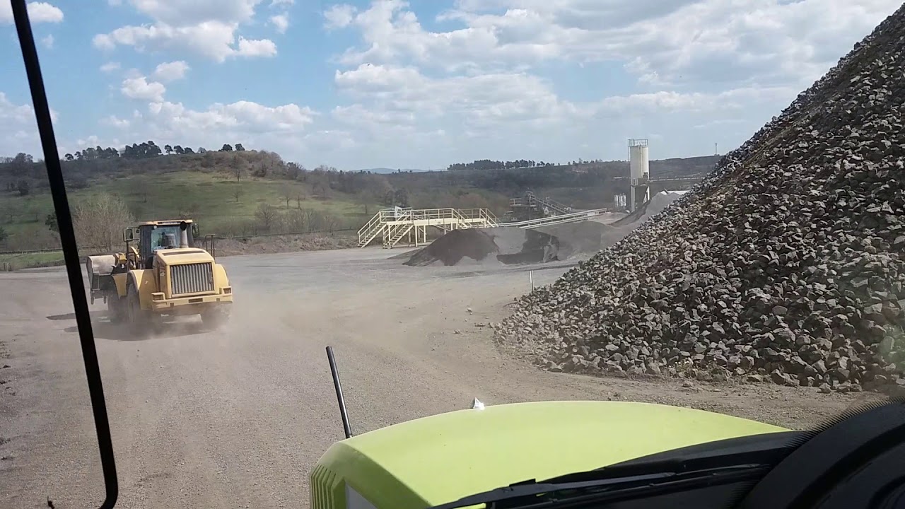 Transport de gravat avec un CLAAS axion 820