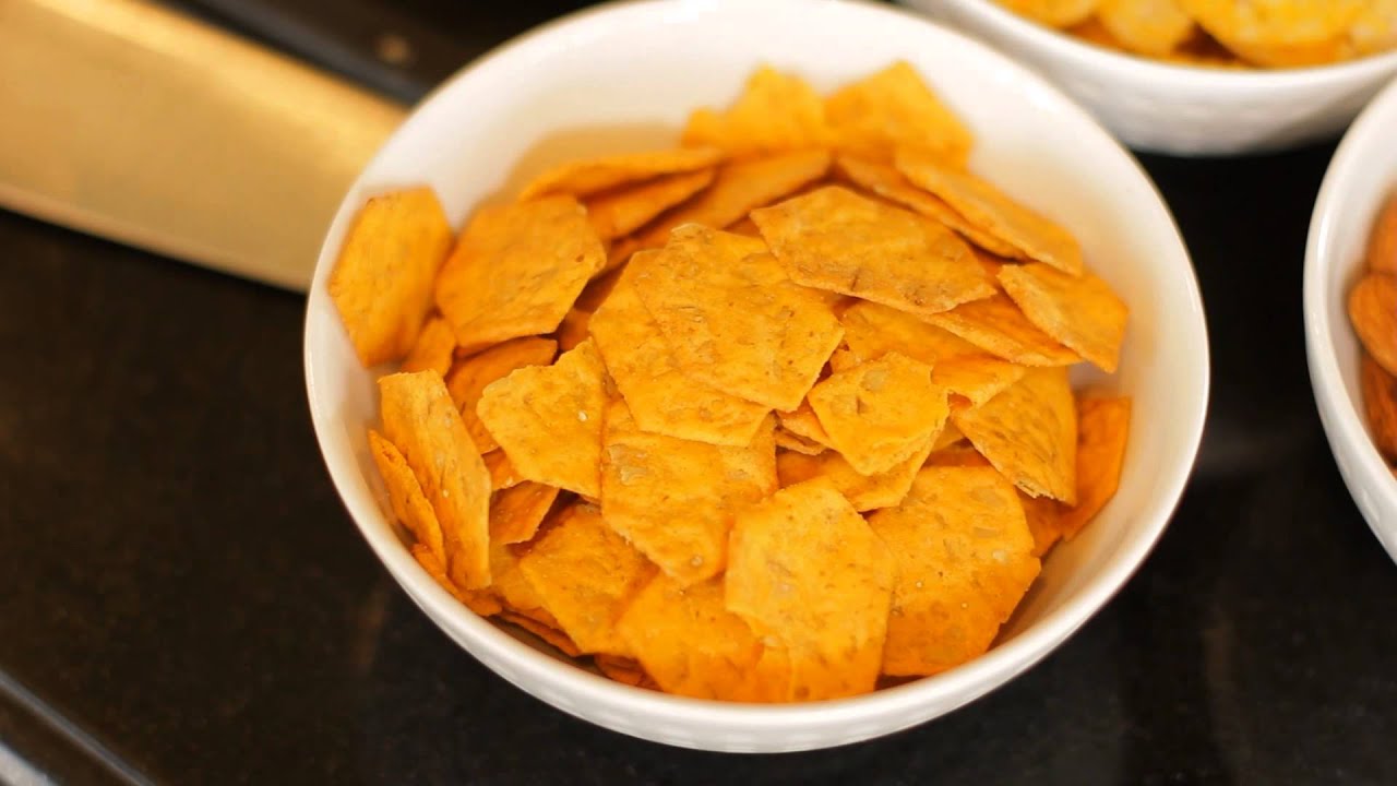 Low-Fat & Low-Sugar Snacks With No Fruits & Veggies : Food Benefits & Nutrition