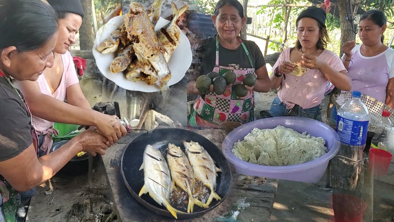HOysi mi mama puso acosinar El pescado fritos  aBlanca 🐟😋asi comeremos y un wacamol🥑
