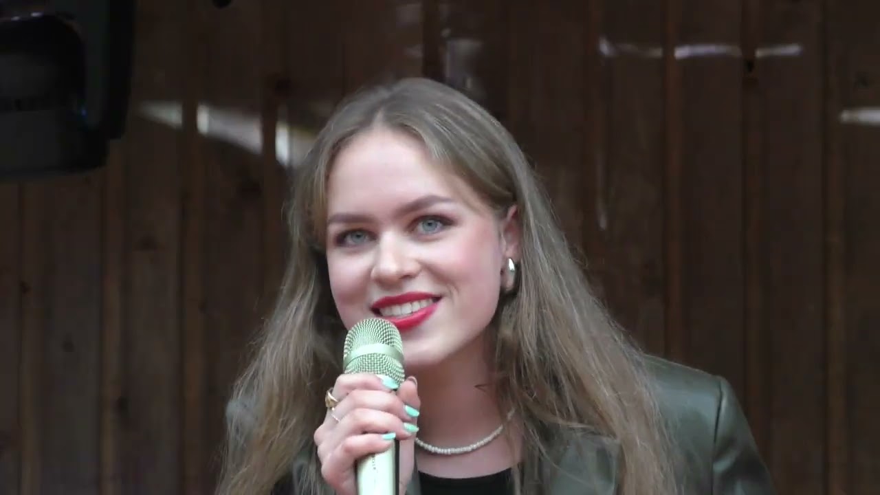 ,,Dar širdyje ne sutema''-- atlieka Rugilė Lieliungaitė.