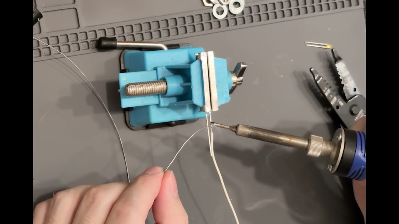 LEDに線材をハンダ付けする様子