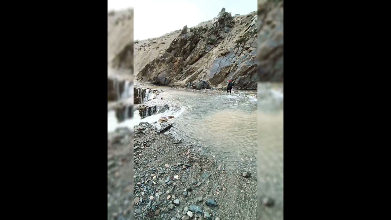 *Crossing the heavy rivulets on the way to Chandratal* #Heavy_drain #chandartaal #spiti_velly_hp🔥💥💢