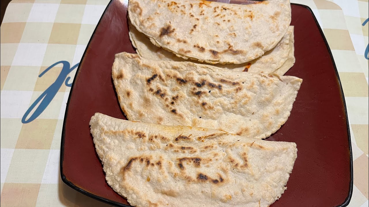 Empanadas  de  amarillo de pollo! ￼y sopa caldosa! A mi estilo. 