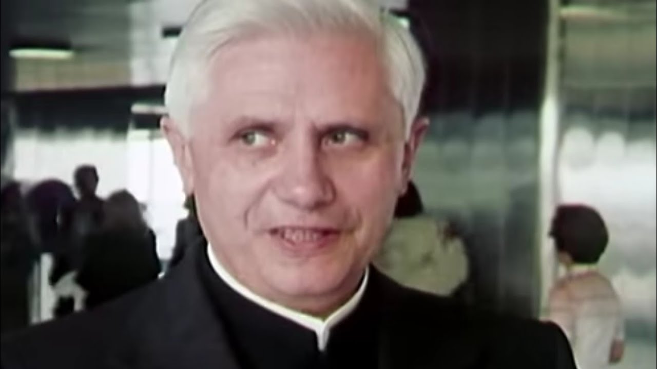 Kardinal Joseph Ratzinger wählt Karol Wojtyla zu Johannes Paul II - sie sprechen Deutsch