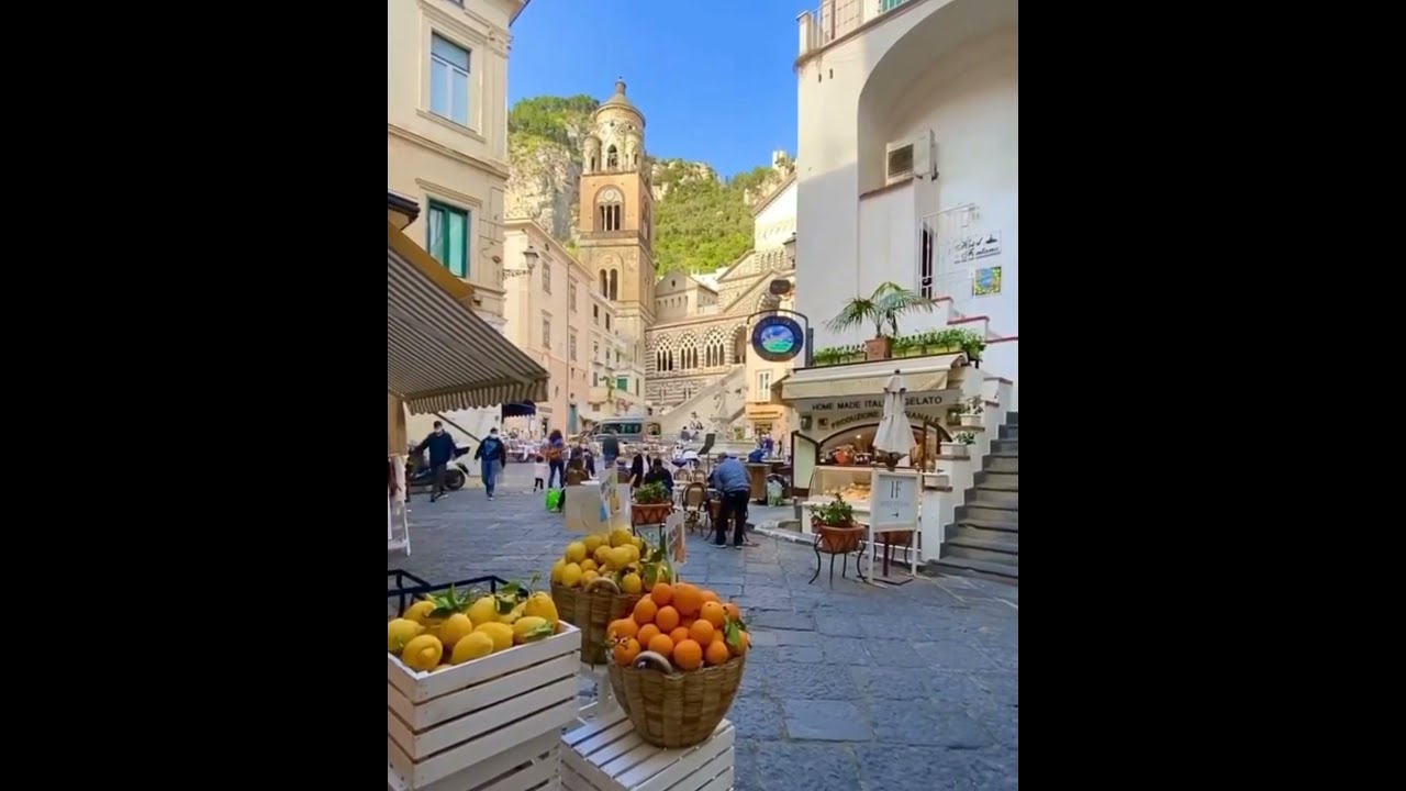 A beautiful postcard from Italy 😍🇮🇹Whom would you take with you? 👇🏼