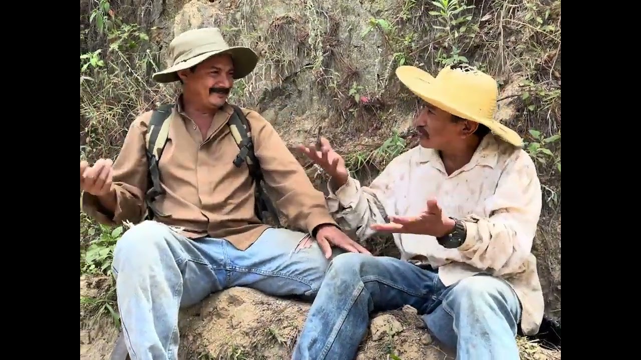 Campesinos se unen para maquinar mal contra pastor