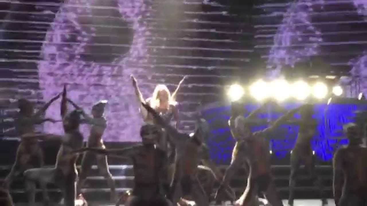 Britney Spears - Womanizer (LIVE)