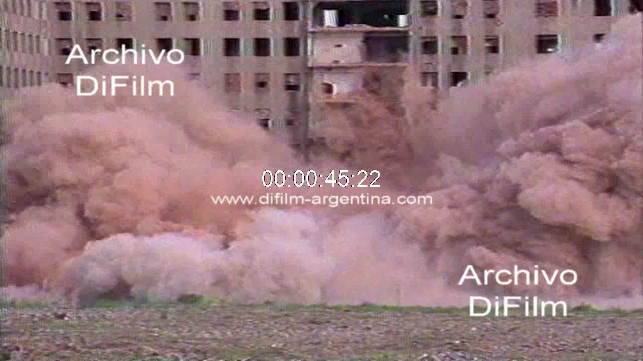 Pobladores mirando la demolicion del Albergue Warnes 1991