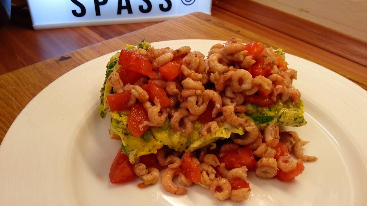 Krabben mit Rührei auf Stulle. Crab with scrambled eggs on a sandwich.