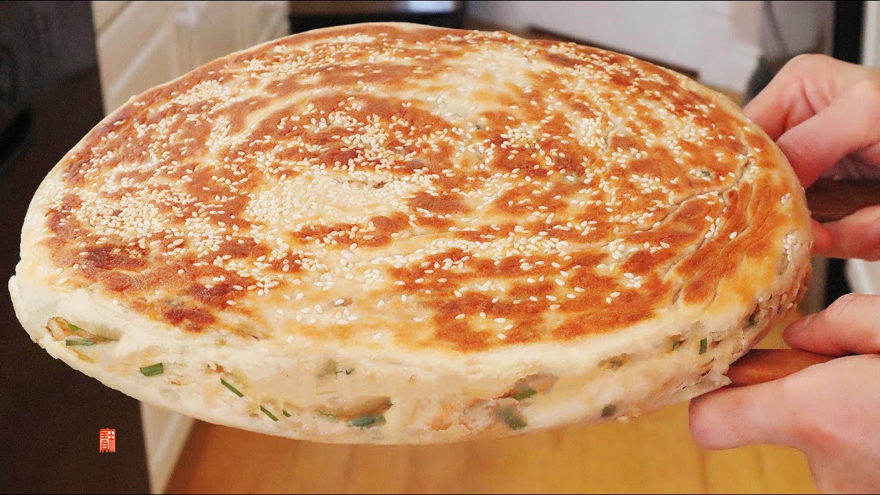 葱花大饼  香喷喷的千层葱油饼 不用二次饧发 多加一样东西 出锅大人小孩抢着吃 自己做的比买的好吃十多倍 Homemade Jumbo Green Onion pancake ▏佳宝妈日志