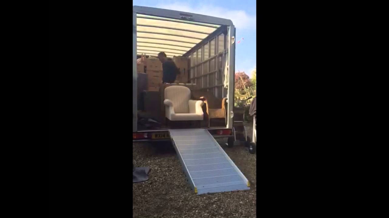 Loading a removal van ( in 38 seconds )