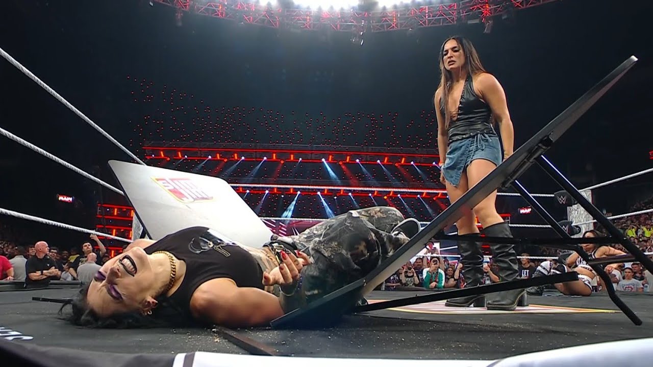Raquel Rodríguez & Roxxane Pérez atacan a Rhea Ripley - WWE Raw Español: 23/06/2025