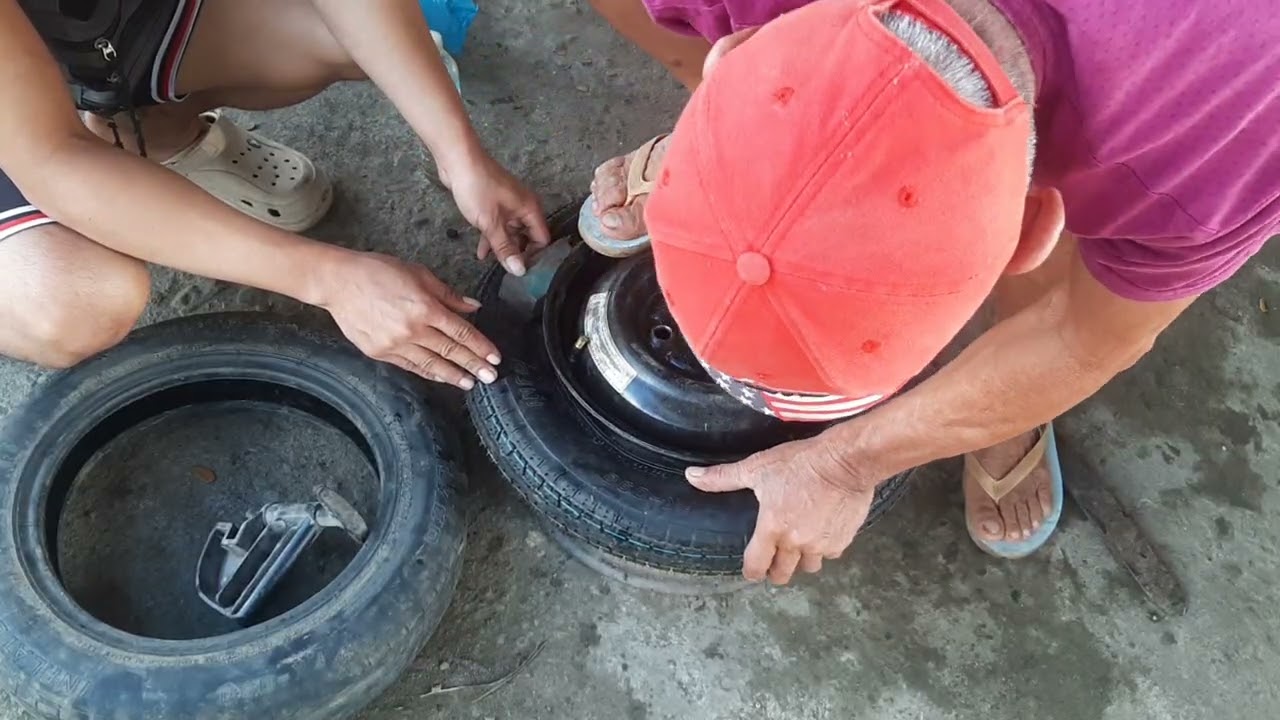 Mano mano na pag kabit ng rim 12 Tire./Replacement. 