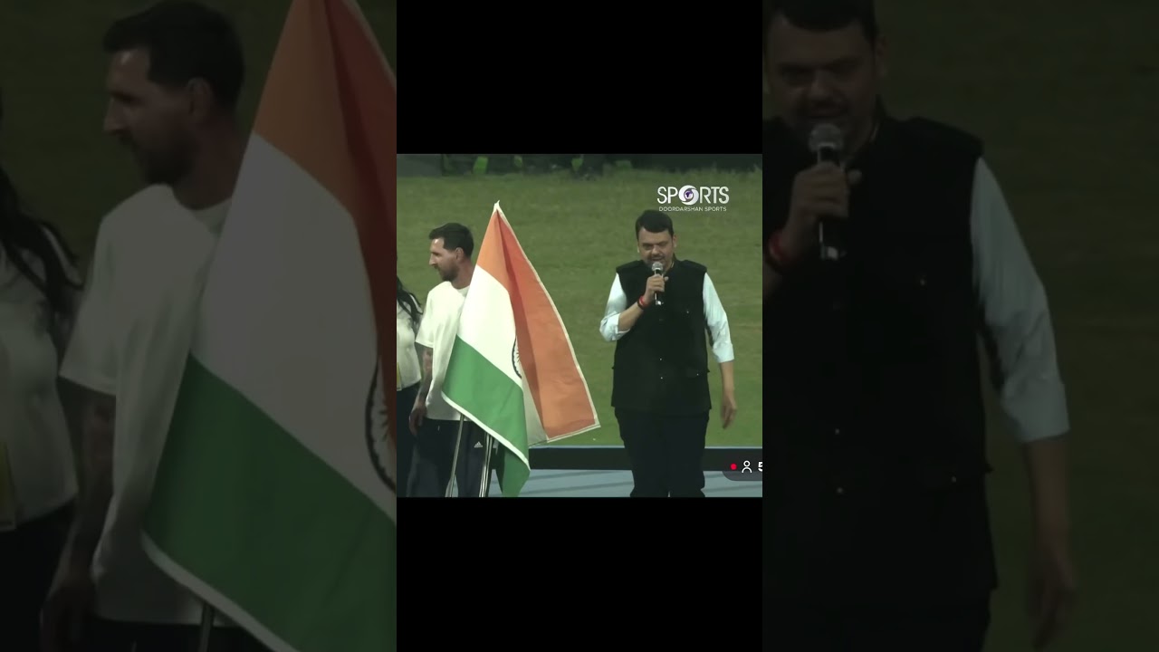 Crowd booed to maharashtra CM Devendra Fadnavis at Messi GOAT tour. 