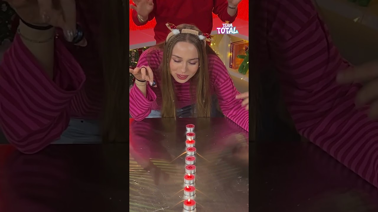 Feliz Navidad en la Total House... o eso intentan Mario, Aina y Hugo 😅 🕯️🎄
