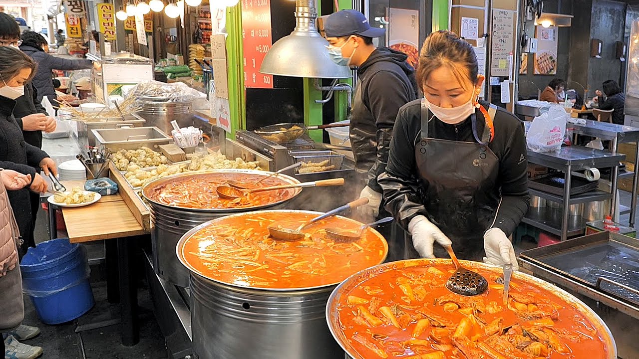 신혼여행도 취소하고 떡볶이 만드는 사연?! 새벽부터 초대형 떡볶이판만 세판씩 만드는 대박맛집! 떡볶이,튀김,꼬마김밥/spicy  rice cake/Korean street food