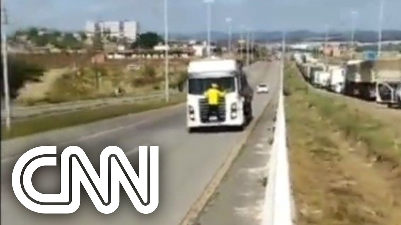 “Me pendurei ali para não morrer”, diz à CNN o “Patriota do Caminhão” | NOVO DIA