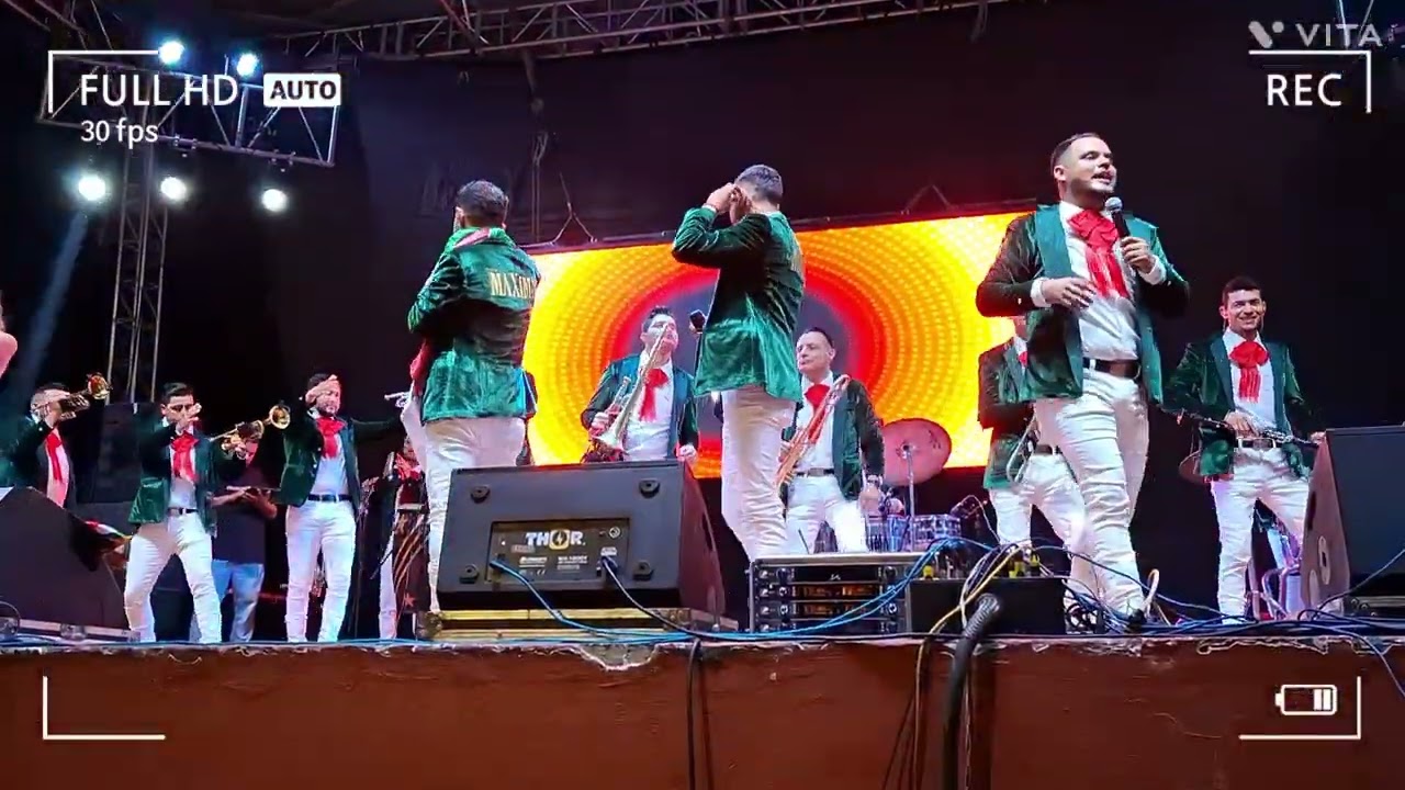 presentación de banda la máxima en el día del gritó en  tala jalisco 15 de septiembre del 2024